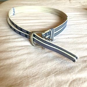 Fun, double belt in white and navy blue.